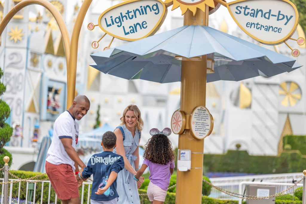 Une famille en vacances à Disney arrive devant une entrée Disney Lightning Lane.